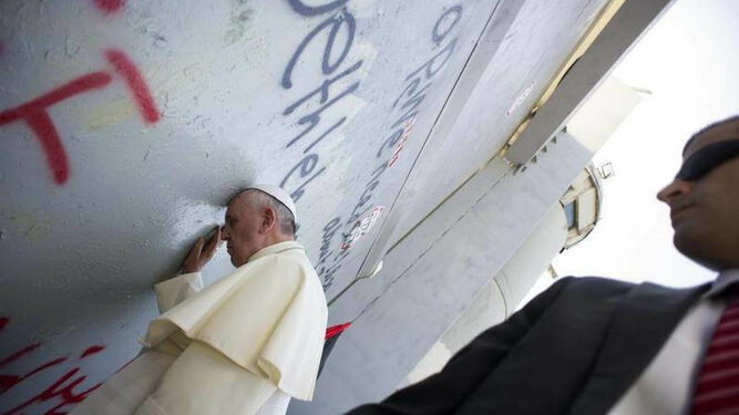 El Papa reza ante el muro que divide Israel y Palestina