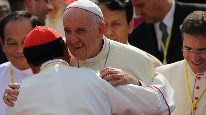 El cardenal Bo abraza al Papa