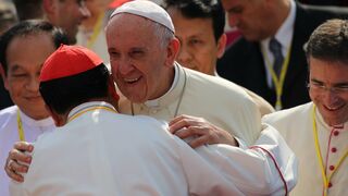 El cardenal Bo abraza al Papa