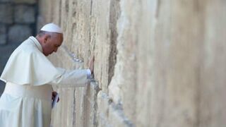 Francisco ora ante el Muro de las Lamentaciones