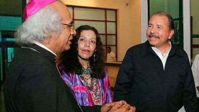 El cardenal Brenes, con Rosario Murillo y Daniel Ortega