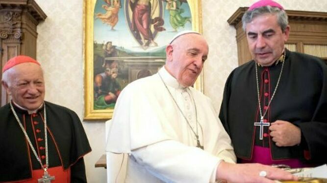 Monseñor Santiago Silva (d), con el Papa Francisco