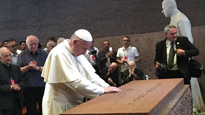 El difunto papa Francisco, en la tumba de San Alberto Hurtado