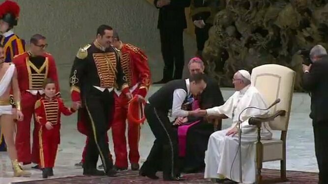Miembros del circo saludan al Papa