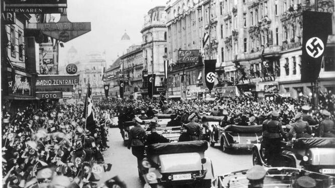 Tropas nazis desfilan por una calle de Viena