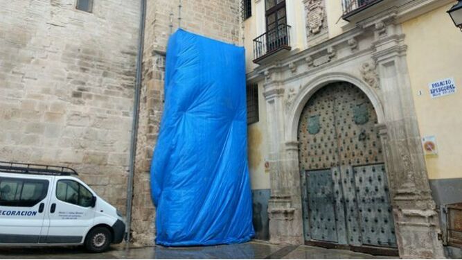 Quitan los símbolos franquistas de la catedral de Cuenca