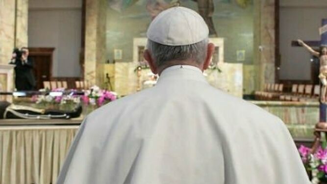 Francisco ora ante la urna de San Pío de Pietrelcina