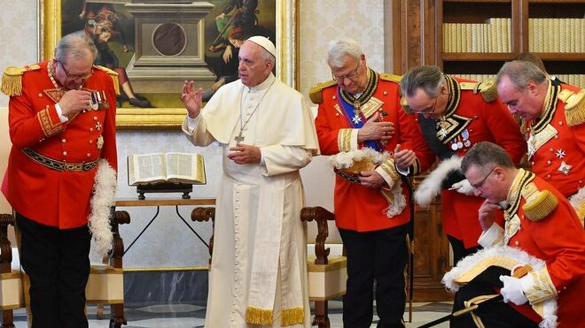 El Papa Francisco, con la cúpula antigua de la Orden de Malta