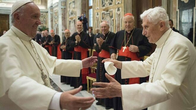 Los dos papas se abrazan ante los cardenales