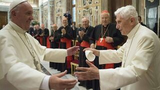 Los dos papas se abrazan ante los cardenales
