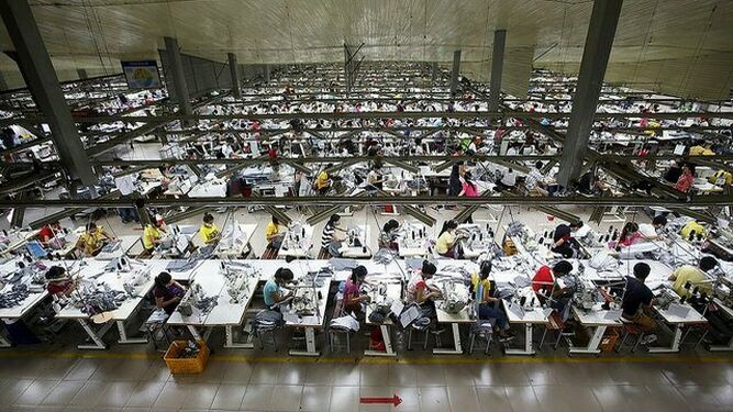 Trabajadores en una fábrica de ropa