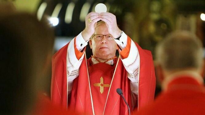 El cardenal Eijk celebra una misa