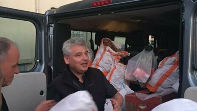 Krajewski, distribuyendo alimentos para los pobres