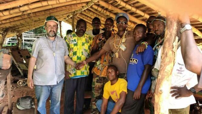 El obispo de Bangassou, con sus sacerdotes