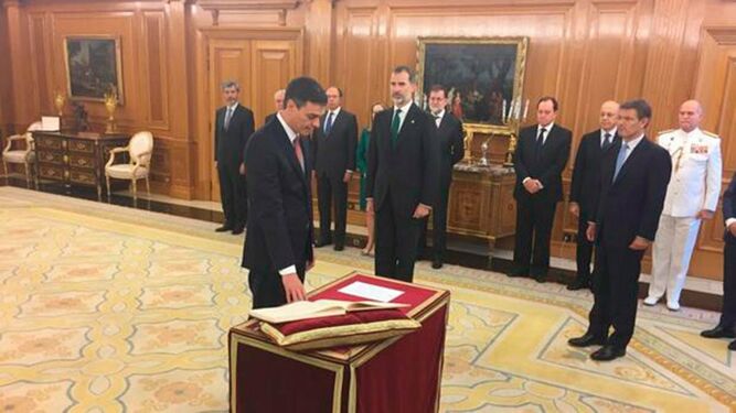 Sánchez toma posesión sin Biblia ni crucifijo