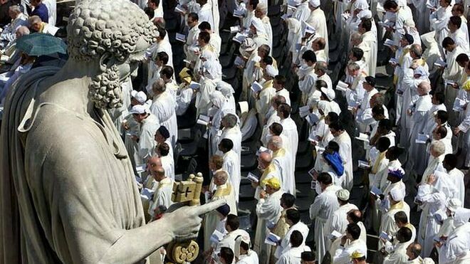 Sacerdotes en la Plaza de San Pedro