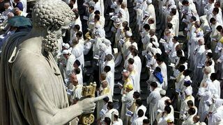 Sacerdotes en la Plaza de San Pedro