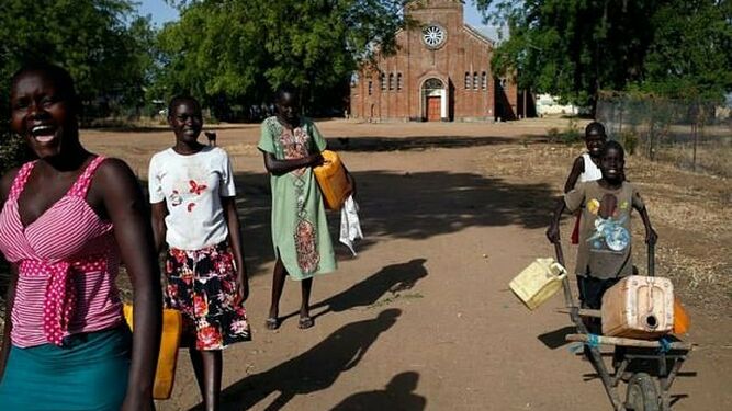 Gente frente a una iglesia de Sudán del Sur