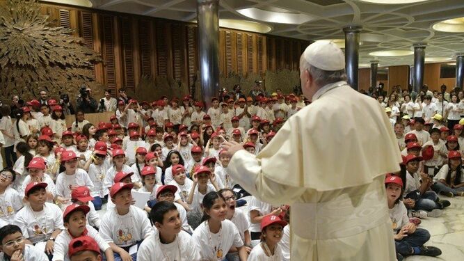 Papa habla a niños