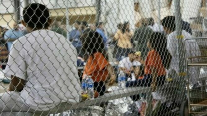 Niños migrantes separados de sus familias viven en una jaula en una instalación en Texas