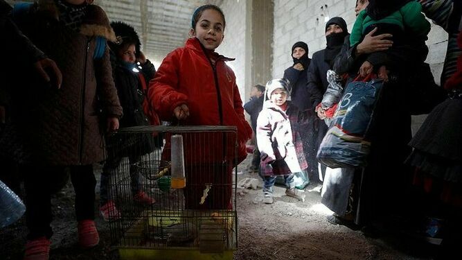 Una niña siria, con su pajarito