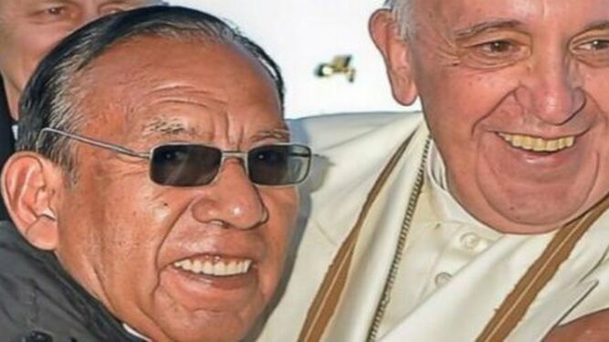 El neocardenal boliviano Toribio Ticona, con el Papa Francisco