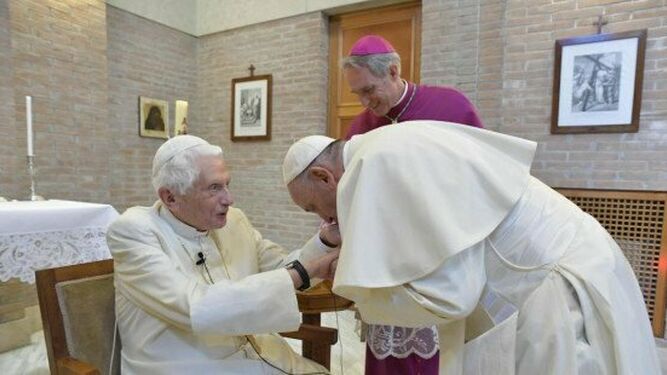 Bergoglio besa la mano de Ratzinger