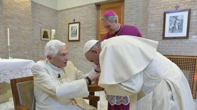 Bergoglio besa la mano de Ratzinger