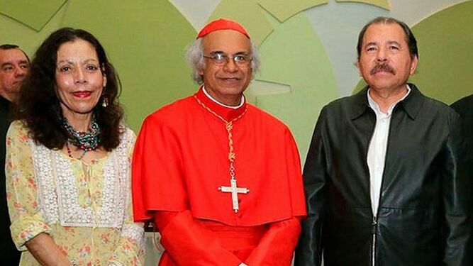 Brenes, con Rosario Murillo y Daniel Ortega tras su creación como cardenal