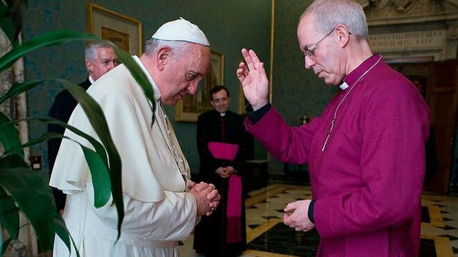 El arzobispo anglicano de Canterbury, Justin Welby, bendice al Papa Francisco
