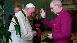 El arzobispo anglicano de Canterbury, Justin Welby, bendice al Papa Francisco