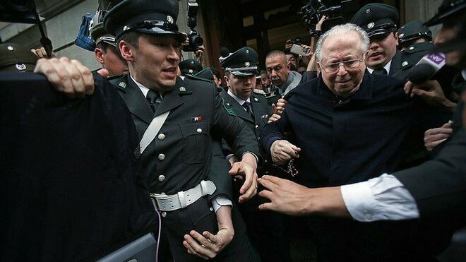 Fernando Karadima, rodeado de policías