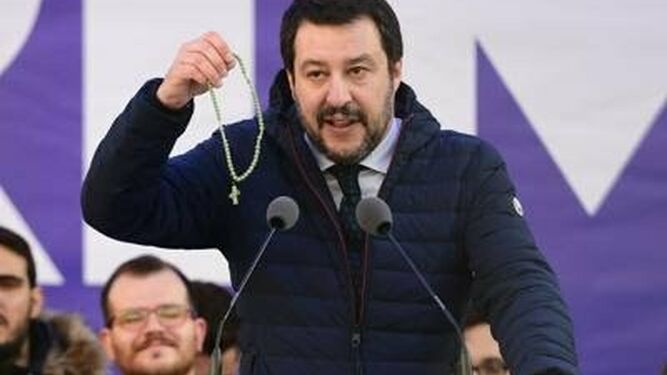 Salvini, mostrando el Rosario