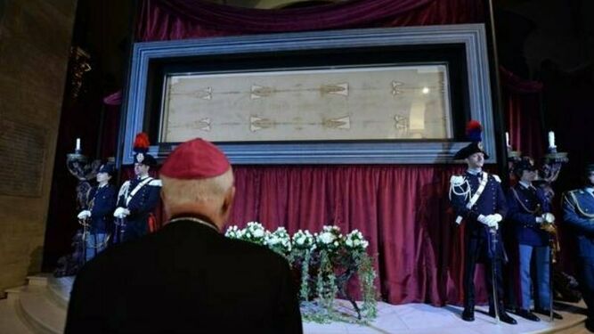 El arzobispo de Turín, ante la Sábana Santa