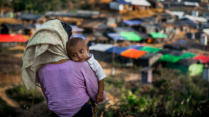 Mujer y niño en un campo de refugiados en Bangladesh