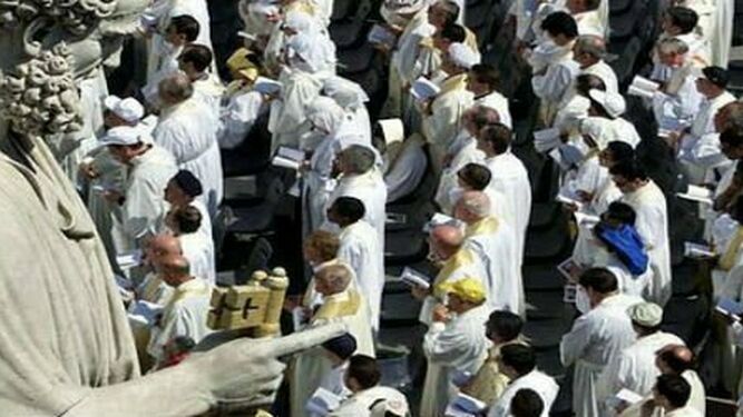 Sacerdotes en el Vaticano