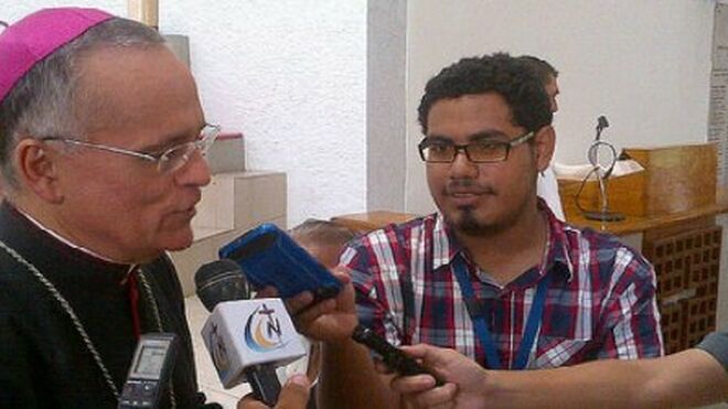 Israel González, con el obispo Silvio Báez