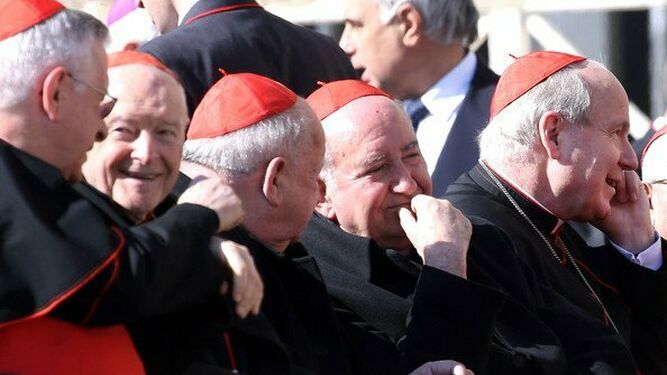 McCarrick, en el centro, el día de la despedida de Benedicto XVI