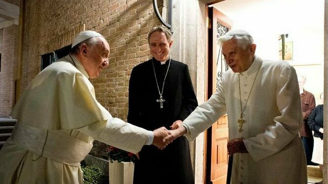 Francisco, Gänswein y Benedicto