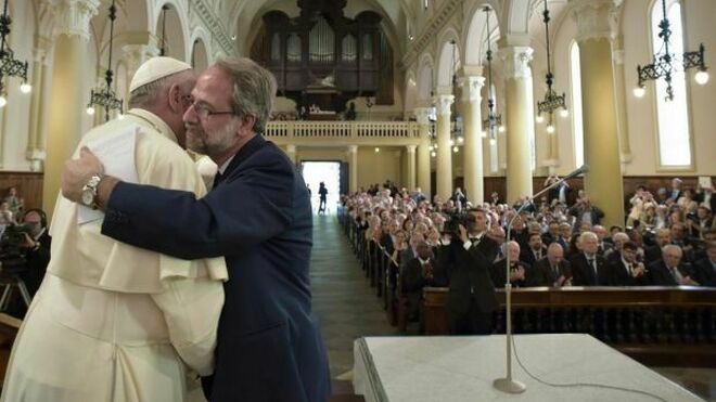 El Papa, en su visita a los valdenses