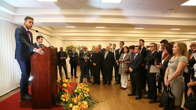 Pedro Sánchez, en Santa Cruz de la Sierra, con Nicolás Castellanos