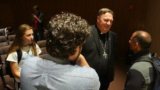 El cardenal Tobin, con estudiantes de la Universidad de Notre Dame