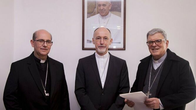El nuncio Krebs, con los obispos Collazzi y Tróccoli. Imagen de archivo