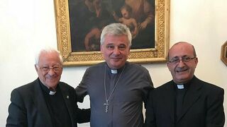 Padre Ángel, el padre Carlos y  el limosnero papal