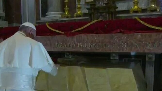 El Papa, ante la tumba de Pino Puglisi, en 2018