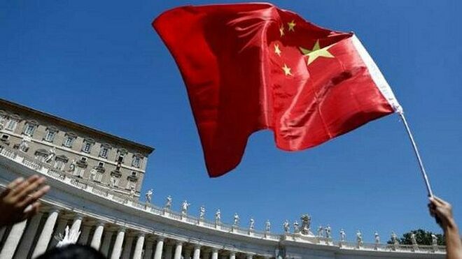 Una bandera china ondea en la Plaza de San Pedro