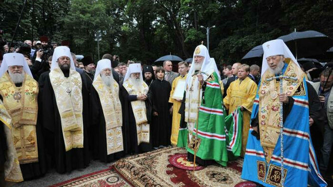 Kiril, patriarca de Moscú (en verde), con otros jerarcas ortodoxos