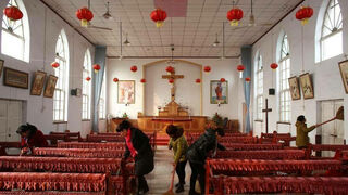 Mujeres limpian una iglesia china