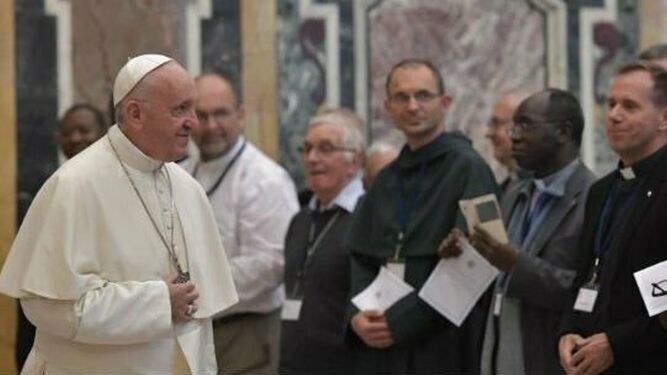 El Papa recuerda a los sacerdotes que "no hemos sido consagrados para ser super héroes"