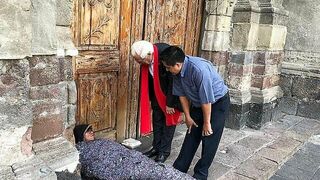 El padre Ángel y el padre Benito saludan a una persona sintecho